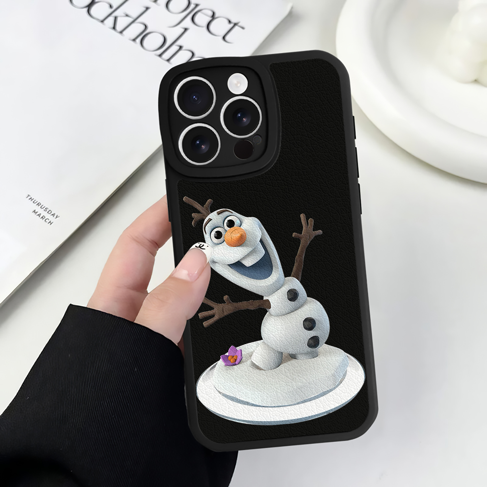 （画像用） アナと雪の女王 アンナ エルサ Frozen Anna Elsa 【iPhone 16シリーズ対応】シリコンスマホケース（レザー調） 材質：シリコン